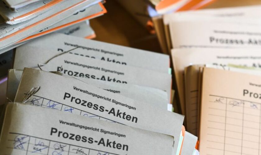 Ein Wust an Papier: Künstliche Intelligenz soll das Chaos für Richter ordnen. (Symbolbild) Foto: Felix Kästle/dpa