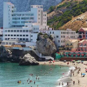 No es Cinque Terre: Esta es la playa más colorida que está a solo 2 horas de Sevilla