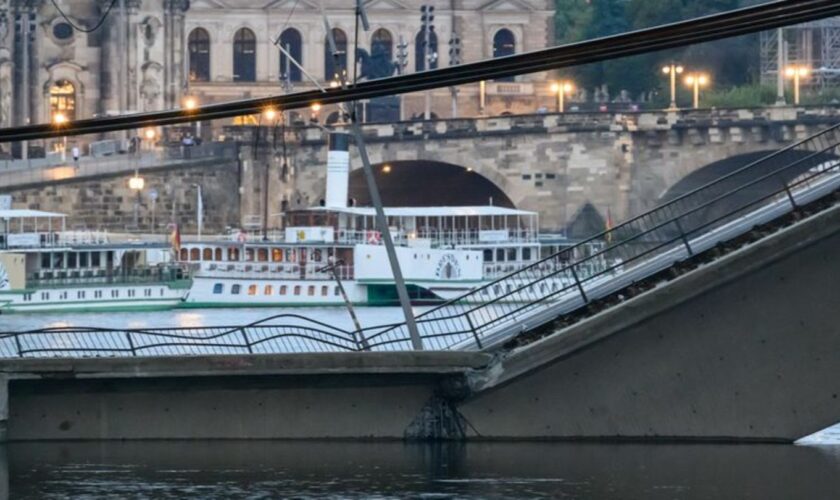 Auf einer Länge von etwa 100 Metern ist ein Teil der Brücke eingestürzt. Foto: Robert Michael/dpa