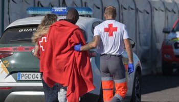 Nueve muertos y 50 desaparecidos tras volcar un cayuco frente a las costas de El Hierro