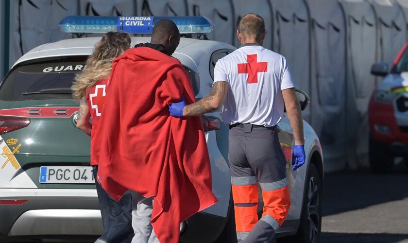 Nueve muertos y 50 desaparecidos tras volcar un cayuco frente a las costas de El Hierro