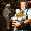 Oktoberfest: Verdienst und bestes Trinkgeld? Unbequeme Fragen an eine Wiesn-Kellnerin