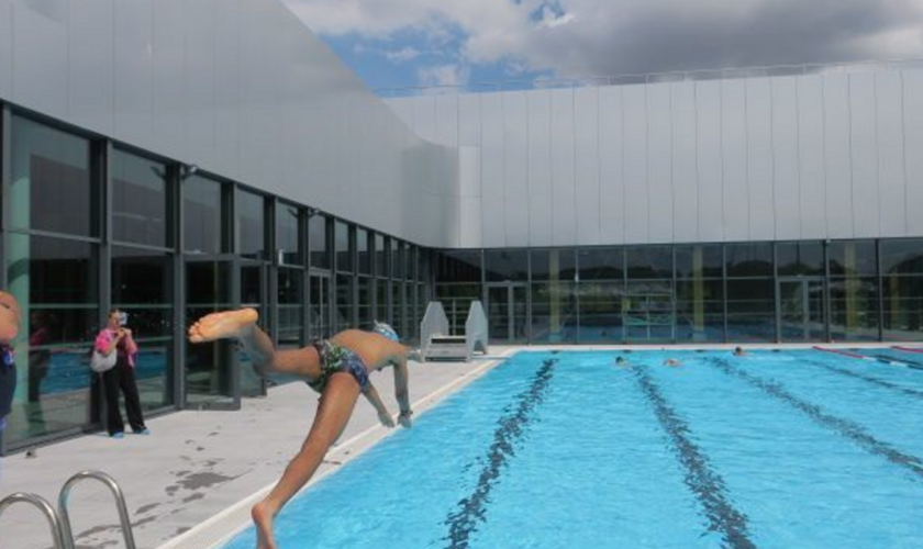 « On se croirait à la plage ! » : dans la piscine de La Courneuve héritée des JO, on patauge déjà dans la joie