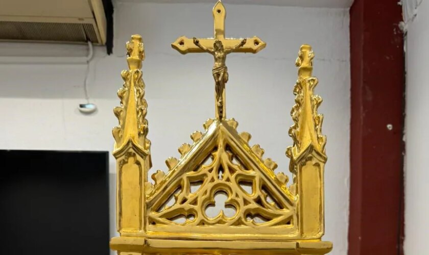 Paco Pardo termina la restauración y dorado del Sagrario gótico de la capilla primitiva de Santa Ángela de la Cruz