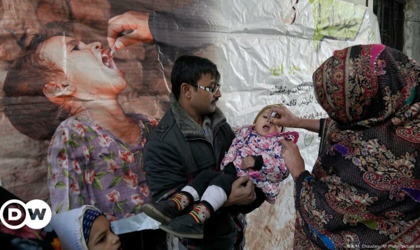 Pakistan: Gunmen kill polio worker, police officer during vaccination campaign