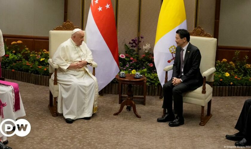 Papst mahnt in Singapur faire Löhne für Arbeitsmigranten an