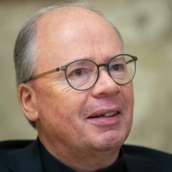 Der Trierer Bischof Stephan Ackermann wird Papst Franziskus in Luxemburg begegnen. (Archivbild) Foto: Harald Tittel/dpa