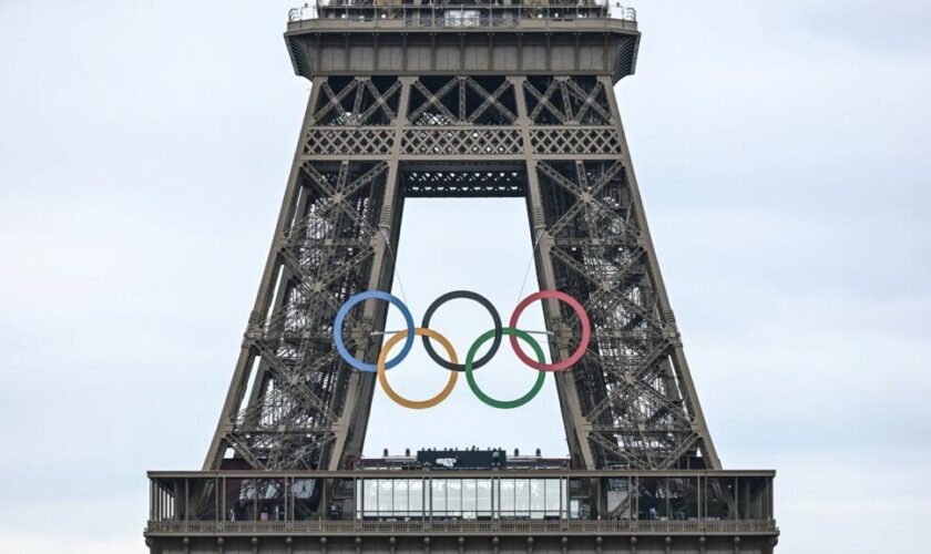 Paris 2024 : les anneaux olympiques "vont rester sur la tour Eiffel", annonce Anne Hidalgo