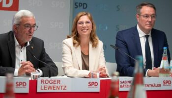 Sabine Bätzing-Lichtenthäler (Mitte) soll zur Nachfolgerin von Roger Lewentz (l) an der Spitze der SPD gewählt werden. Neben ihn