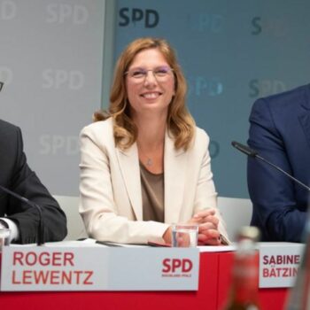 Sabine Bätzing-Lichtenthäler (Mitte) soll zur Nachfolgerin von Roger Lewentz (l) an der Spitze der SPD gewählt werden. Neben ihn