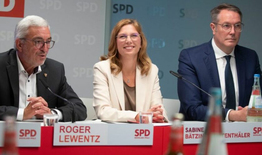 Sabine Bätzing-Lichtenthäler (Mitte) soll zur Nachfolgerin von Roger Lewentz (l) an der Spitze der SPD gewählt werden. Neben ihn