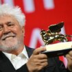 Pedro Almodóvar gana el León de Oro por 'La habitación de al lado' y hace historia para el cine español