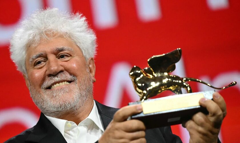 Pedro Almodóvar gana el León de Oro por 'La habitación de al lado' y hace historia para el cine español