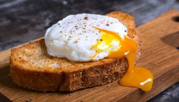 Poached eggs cooked in 60 seconds - without using a pan or vinegar