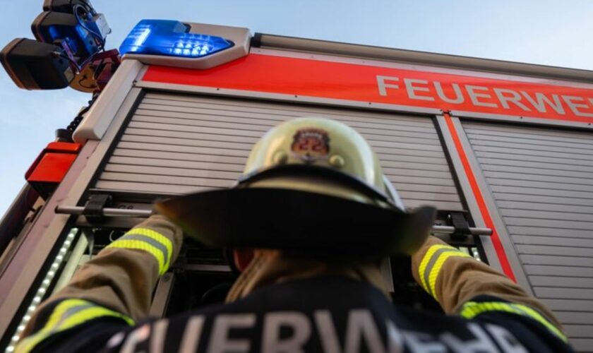 In Lingen gerät ein Wohnhaus in Brand - der Schaden ist sechsstellig. (Symbolbild) Foto: Marijan Murat/dpa