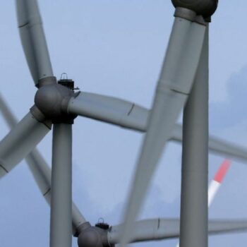 Die Unbekannten verschafften sich mit einem Trennschleifer Zugang zur Windkraftanlage. (Symbolbild) Foto: Karl-Josef Hildenbrand