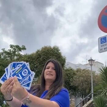 'Ponte en su lugar, no en su sitio': la campaña de una madre de San Juan de Aznalfarache (Sevilla) contra quienes aparcan en 'movilidad reducida' sin necesitarlo