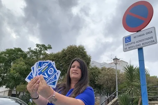 'Ponte en su lugar, no en su sitio': la campaña de una madre de San Juan de Aznalfarache (Sevilla) contra quienes aparcan en 'movilidad reducida' sin necesitarlo