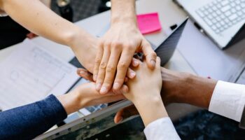 Pourquoi venir au bureau peut être beaucoup plus efficace que de rester tout seul en télétravail