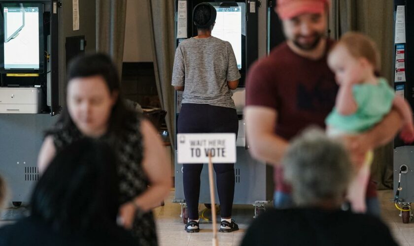 Présidentielle américaine: la Géorgie décide un comptage manuel des voix controversé