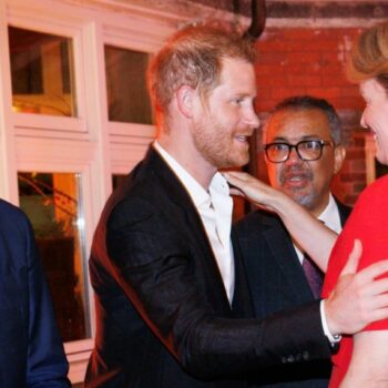 Prinz Harry begrüßt die belgische Königin Mathilde bei einem WHO-Dinner in New York.