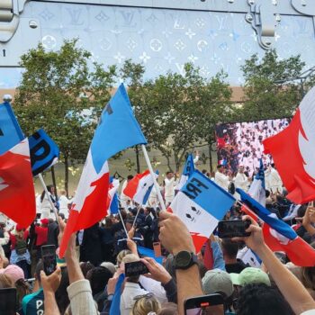 «Profiter des dernières minutes des JO» : une foule nostalgique a fêté une dernière fois ses champions sur les Champs-Élysées