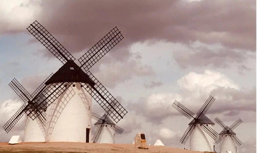 Proponen incluir un molino de viento en la bandera de Castilla-La Mancha