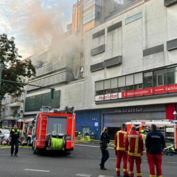 Dutzende Einsatzkräfte sind vor Ort. Foto: Sven Käuler/TNN/dpa/dpa