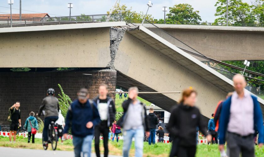 Reaktionen aus Dresden: Einsturz der Carola-Brücke: "Sowas kennt man ja bloß aus dem Fernsehen"