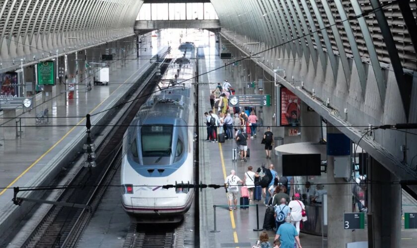 Renfe y Adif eluden responsabilidades y se pasan la pelota sobre el retraso del AVE a Sevilla