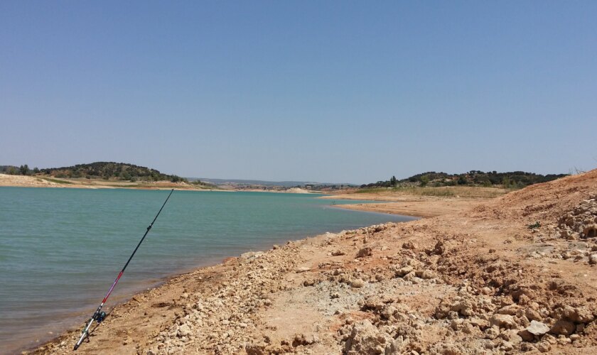 Rescatan a un joven con síntomas de ahogamiento tras caer al agua mientras pescaba en Honrubia