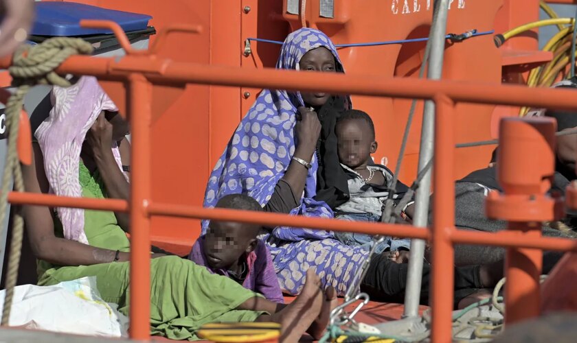 Salvamento Marítimo rescata a 496 migrantes y las traslada a tres islas de Canarias