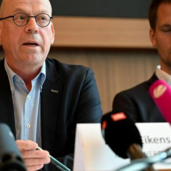 Meyer-Werft-Chef Eikens (l) hält den Standort Papenburg für zukunftsfähig. (Archivbild) Foto: Lars Penning/dpa