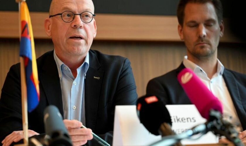 Meyer-Werft-Chef Eikens (l) hält den Standort Papenburg für zukunftsfähig. (Archivbild) Foto: Lars Penning/dpa