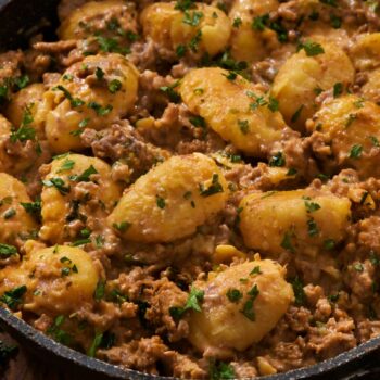 Schnelle Küche: Der Feierabend ruft: Einfaches Rezept für eine schnelle Gnocchi-Pfanne mit Käse, Hackfleisch und Lauch