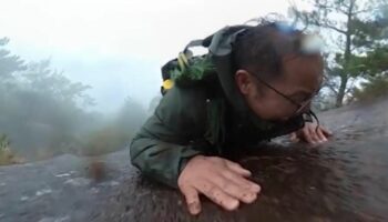 Schrecksekunden im Video:  Mann verliert den Halt und rutscht Berg hinab