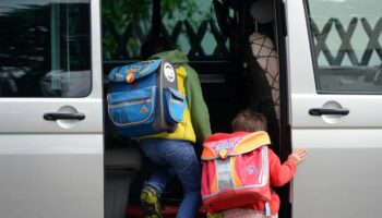 Zum Schutz der Erstklässler im Straßenverkehr hat die Polizei in Hamburg nach eigenen Angaben in den ersten drei Wochen seit Sch