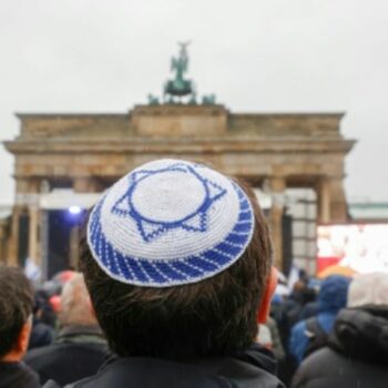 Mann mit Kippa vor Brandenburger Tor in Berlin