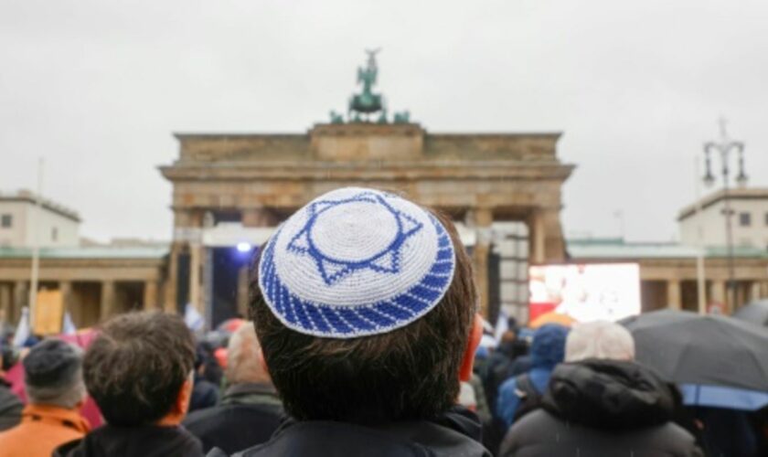 Mann mit Kippa vor Brandenburger Tor in Berlin