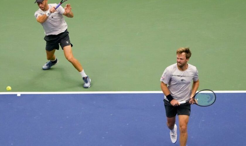 Tim Pütz (l) und Kevin Krawietz verpassen ihren ersten gemeinsamen Grand-Slam-Titel. Foto: Pamela Smith/AP/dpa