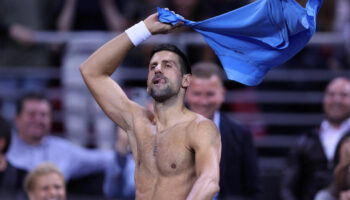 Tennis : les images du show façon strip-tease de Djokovic et Dimitrov en exhibition