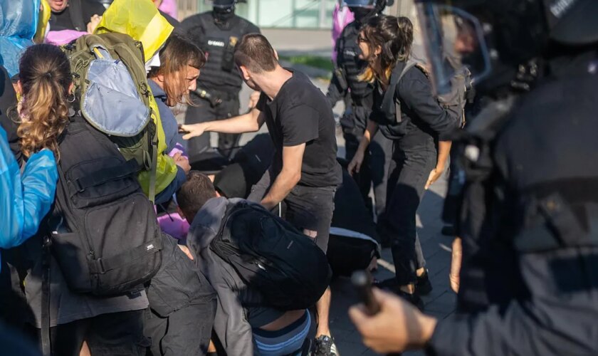 Tensión, lanzamiento de pintura y cargas policiales en las protestas contra la feria The District en Barcelona