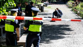 Die Polizei sichert nach dem Tötungsdelikt im Alten Botanischen Garten München Spuren