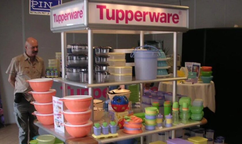 Tupperware en peligro: la Bolsa de Nueva York suspende la cotización de la compañía por temor inminente de quiebra