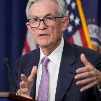 Fed-Chef Powell begründet die Entscheidung der US-Notenbank. Foto: Ben Curtis/AP/dpa