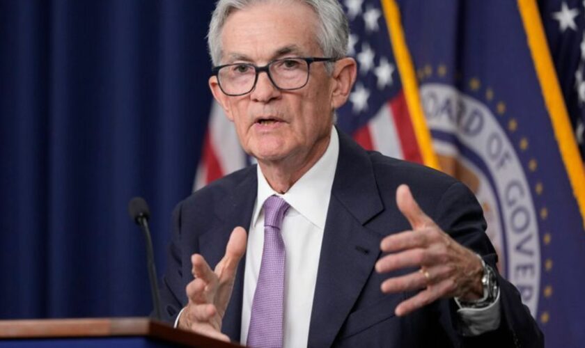 Fed-Chef Powell begründet die Entscheidung der US-Notenbank. Foto: Ben Curtis/AP/dpa