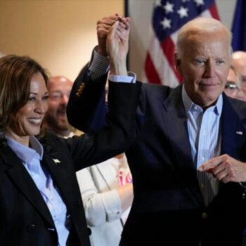 Hand in Hand für den Sieg: US-Präsident Joe Biden und Präsidentschaftskandidatin Kamala Harris beim Wahlkampf in Pittsburgh