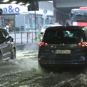 Überschwemmungen und Verletzte: "Haben gedacht, wir fliegen weg": Unwetter sorgt für Chaos in Norddeutschland