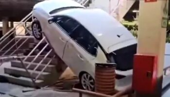 Un coche se precipita por las escaleras de un parking de un centro comercial de Alcorcón: no hubo heridos