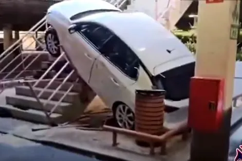 Un coche se precipita por las escaleras de un parking de un centro comercial de Alcorcón: no hubo heridos